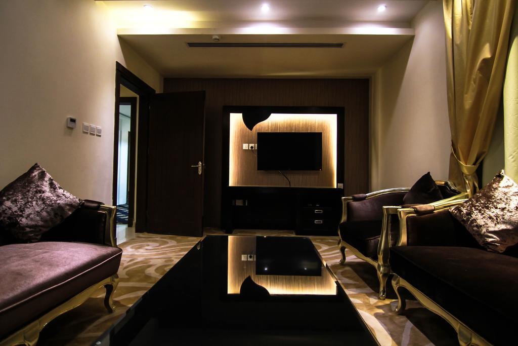 Rest Night Serviced Apartments- Alhamra Ριάντ Δωμάτιο φωτογραφία A living room in a house in India