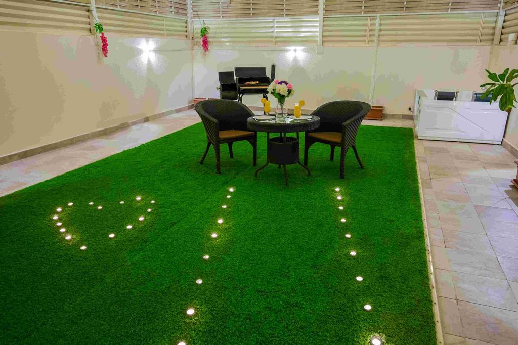Rest Night Serviced Apartments- Alhamra Ριάντ Εξωτερικό φωτογραφία Artificial grass in a home